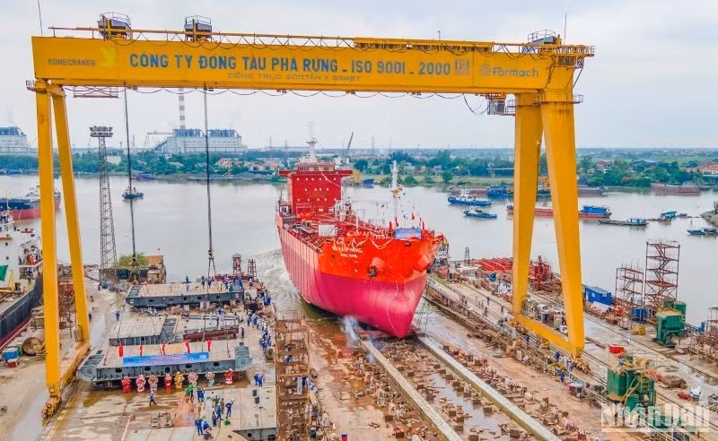 Спускается на воду танкер для перевозки нефти и химикатов для экспорта в Южную Корею.