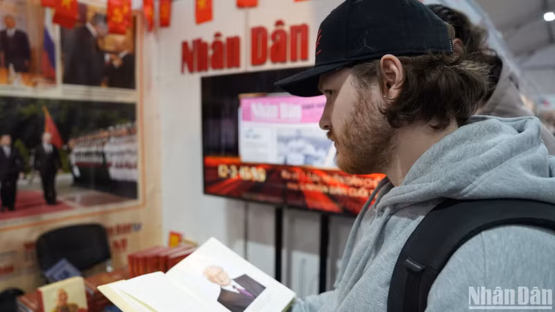 Стенд газеты «Нянзан» расположен прямо у главных ворот, в самом торжественном месте книжного салона.