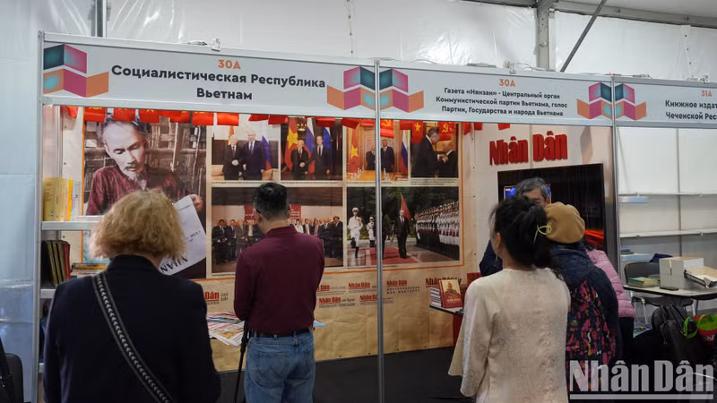 XIX Санкт-Петербургский международный книжный салон проходит с 16 по 19 мая. Газета «Нянзан» впервые принимает участие в этом мероприятии, предоставляя выдающуюся экспозицию книг и газет, что оставляет глубокие впечатления у посетителей. XIX Санкт-Петербургский международный книжный салон проходит с 16 по 19 мая. Газета «Нянзан» впервые принимает участие в этом мероприятии, предоставляя выдающуюся экспозицию книг и газет, что оставляет глубокие впечатления у посетителей.