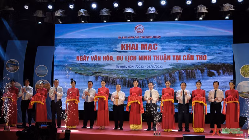 Делегаты разрезают ленту в знак открытия мероприятия. Фото: qdnd.vn