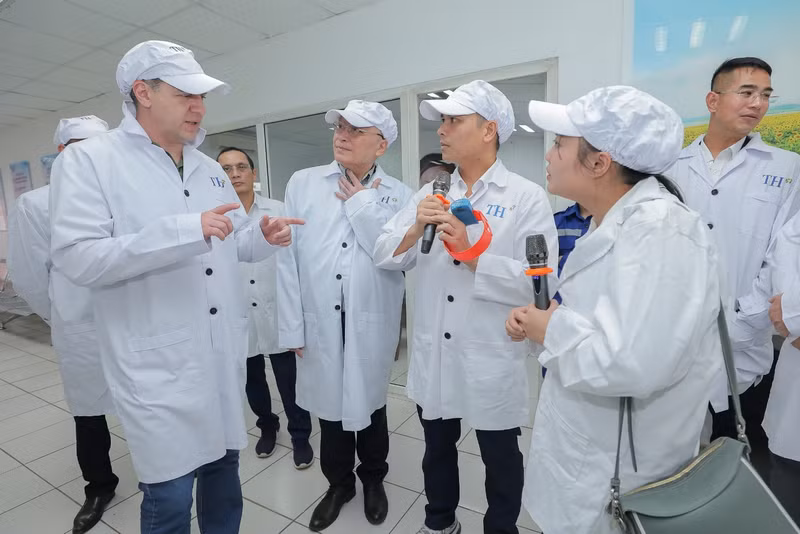 Министр сельского хозяйства Калужской области проявляет особый интерес к тому, как управлять стадом коров корпорации ТН с помощью чипа Perometer, скрепленного на ноге коровы.