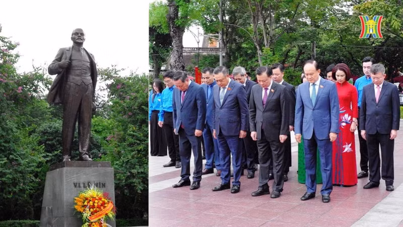 Делегация города Ханоя у памятника В.И. Ленину. Фото: hanoionline.vn