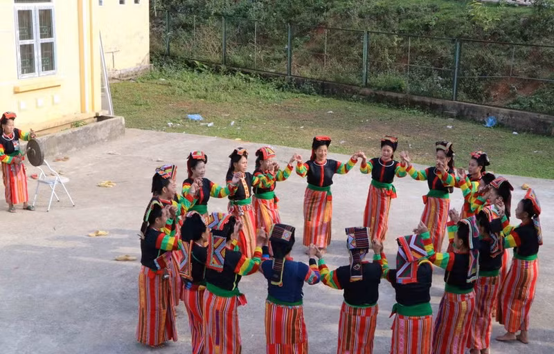 Представители народности Конг исполняют уникальные народные танцы. Фото: Vietnamplus Представители народности Конг исполняют уникальные народные танцы. Фото: Vietnamplus