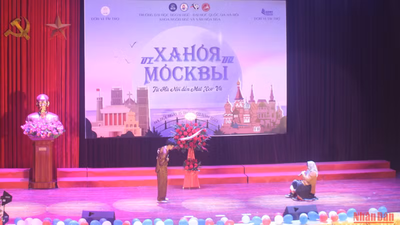 Пьеса «Старый рыбак и золотая рыбка» в исполнении школьников из спецшколы имени Нгуен Хюэ в Ханое.