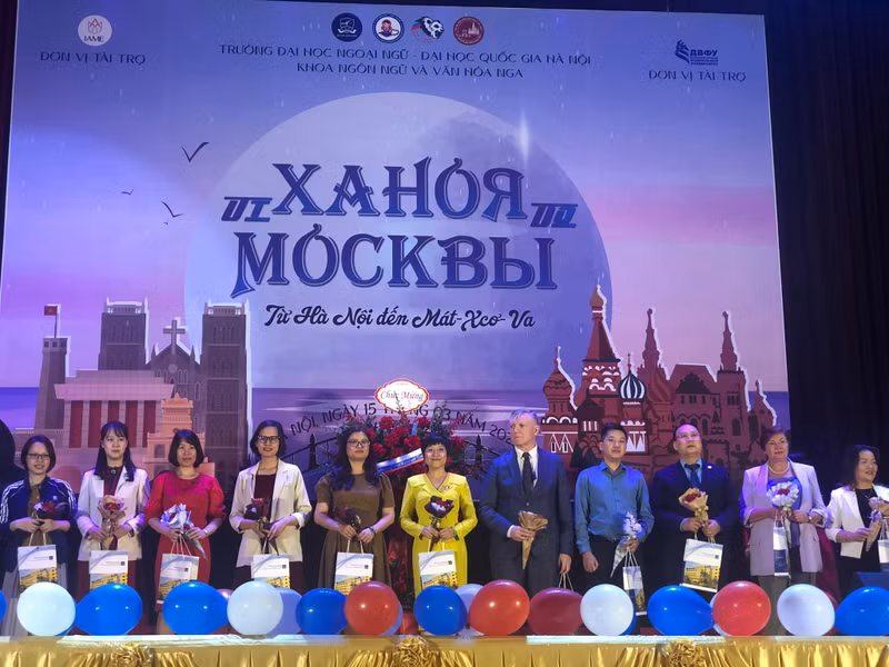 Вручение подарков гостей мероприятия.