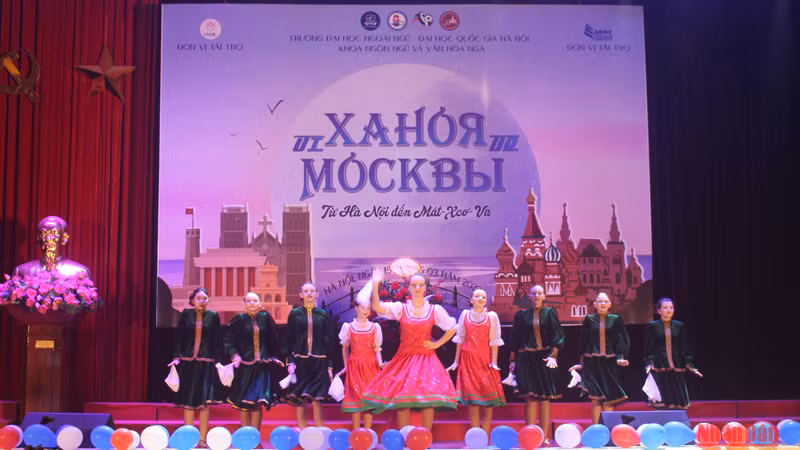 Русский перепляс в исполнении школьников из школы при Посольстве России во Вьетнаме.