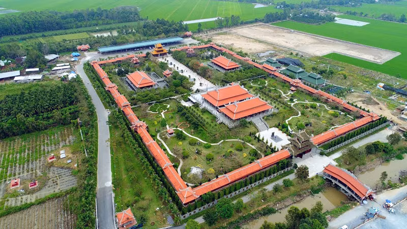 Вид на культурную туристическую зону Фыонгнам с высоты. Фото: thamhiemmekong.com