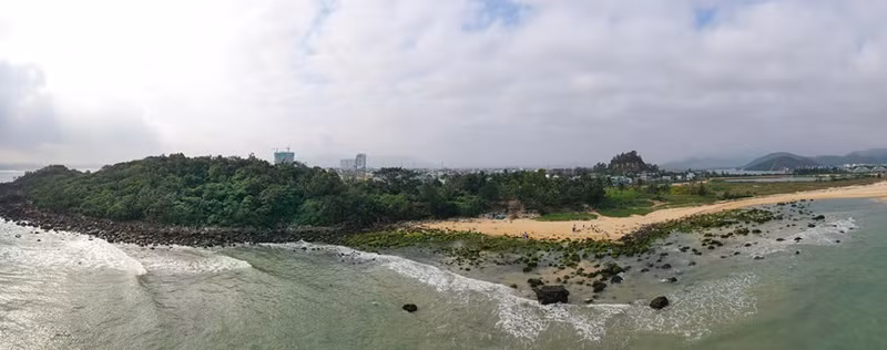Нетронутый риф Намо покрывается зеленым мхом каждую весну. Нетронутый риф Намо покрывается зеленым мхом каждую весну.