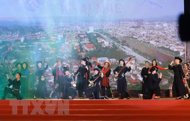 Представление традиционных костюмов на открытии Недели культуры, спорта и туризма провинции Лангшон 2023 года. Фото: ВИА