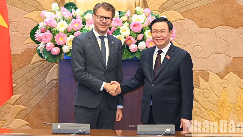 Председатель НС Выонг Динь Хюэ и глава делегации парламентариев Европарламента Даниэль Каспари. 