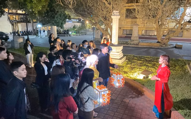 Посетители музея слушают презентацию о каменном благовонном столбе пагоды Тыки.