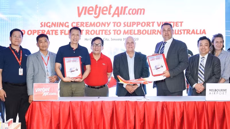 Церемония подписания документа о поддержке Vietjet в открытии рейсов в Мельбурн. 