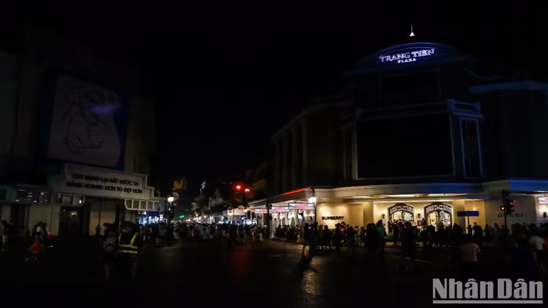 В Торговом центре Чангтиен Плаза должны быть сведены к минимуму осветительные приборы, отключены большие электронные экраны. В Торговом центре Чангтиен Плаза должны быть сведены к минимуму осветительные приборы, отключены большие электронные экраны.