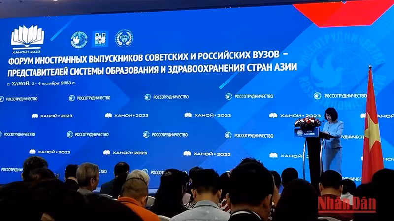 Заместитель Министра здравоохранения Нгуен Тхи Лиен Хыонг выступает с речью. Заместитель Министра здравоохранения Нгуен Тхи Лиен Хыонг выступает с речью.