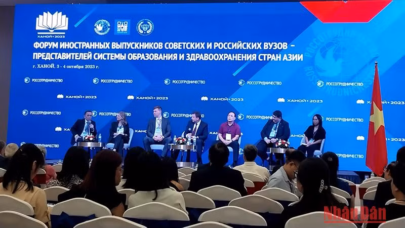 Общий вид круглого стола. Общий вид круглого стола.