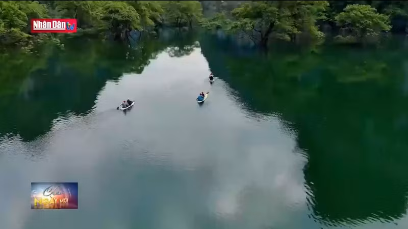 Туристы катаются на лодке по озеру.