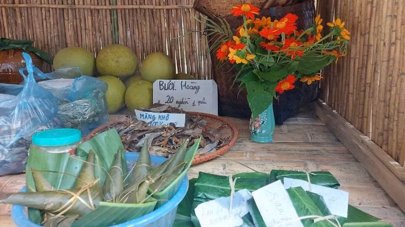 Сельскохозяйственная продукция аккуратно выставлена и красиво оформлена.