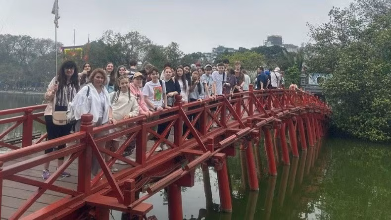 Ребята посещают озеро Хоанкием и фотографируются на память на мосте Тхэхук. Ребята посещают озеро Хоанкием и фотографируются на память на мосте Тхэхук.