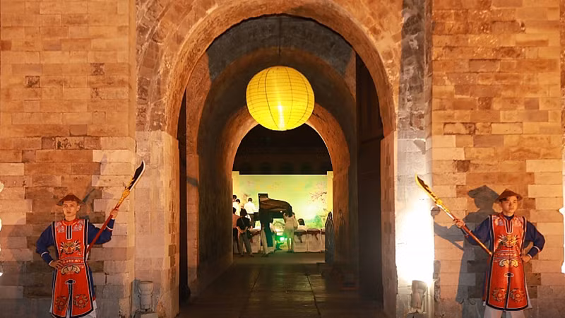 Ночная экскурсия по Императорской цитадели Тханглонг. Фото: hoangthanhthanglong.com