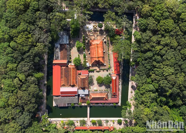 Пагода Анг, старейшая пагода в системе кхмерских пагод в Чавине, была построена более 10 веков назад. Пагода, расположенная на территории площадью около 4 гектаров, имеет специфический архитектурный стиль кхмерской пагоды, расположенной на юге страны. Пагода Анг, старейшая пагода в системе кхмерских пагод в Чавине, была построена более 10 веков назад. Пагода, расположенная на территории площадью около 4 гектаров, имеет специфический архитектурный стиль кхмерской пагоды, расположенной на юге страны.