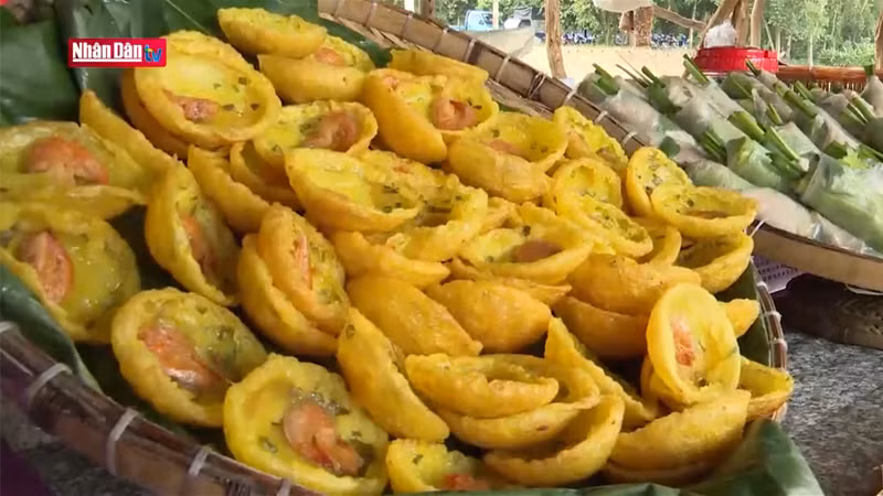 На рынке посетителям можно попробовать множество вкусных блюд.