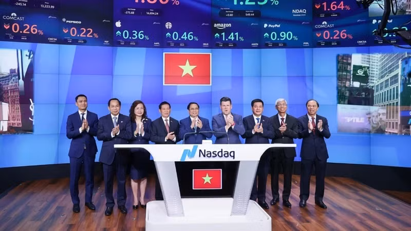 Делегаты на церемонии открытия торговой сессии на фондовой бирже NASDAQ. Фото: Тхань Жанг