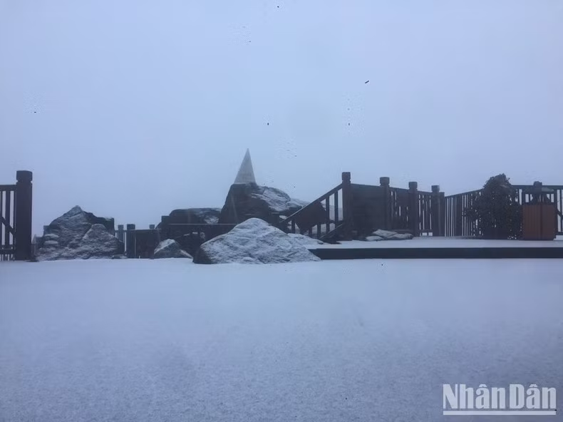 Спустя совсем короткое время снег усилился и покрыл район вершины Фансипана белым покрывалом. Спустя совсем короткое время снег усилился и покрыл район вершины Фансипана белым покрывалом.