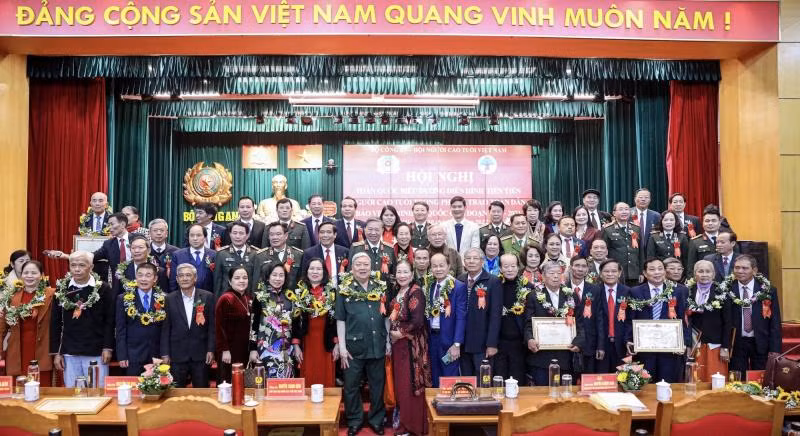 Министр То Лам и делегаты. Фото: cand.com.vn