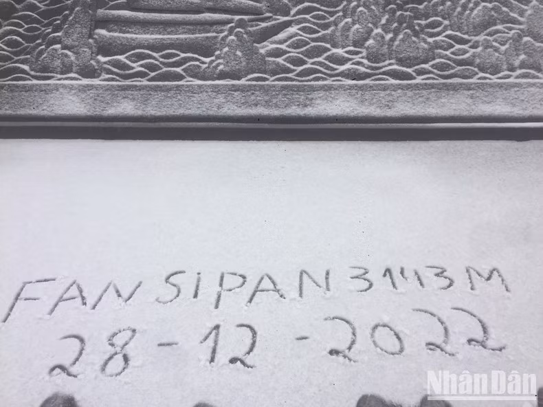 Рано утром 28 декабря сотрудники службы безопасности, работающие в районе вершины Фансипана, увидели снегопад. Рано утром 28 декабря сотрудники службы безопасности, работающие в районе вершины Фансипана, увидели снегопад.