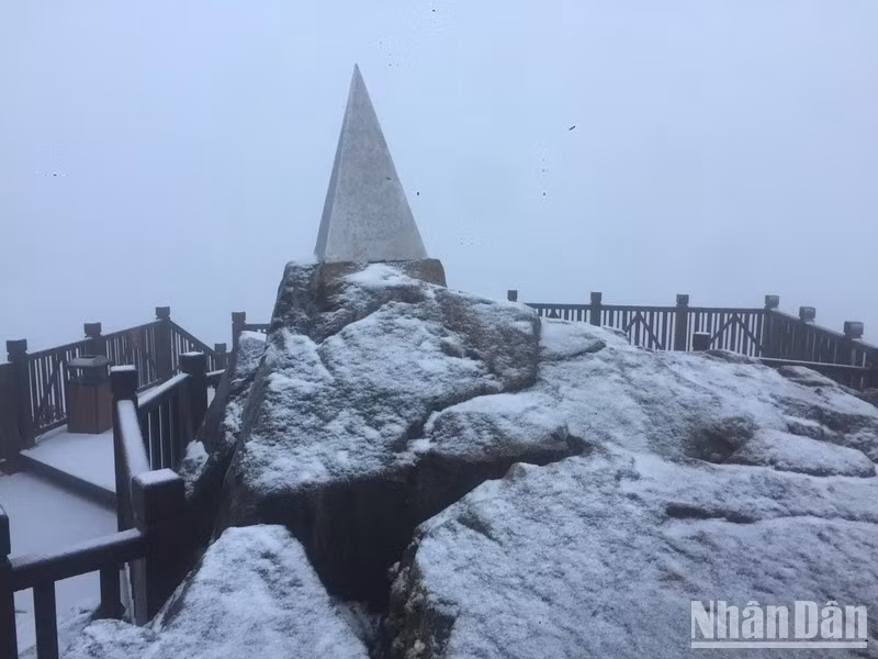 Снег покрыл вершину Фансипана