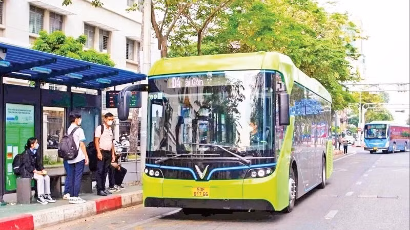 Электрические автобусы, инвестированные и эксплуатируемые компанией VinBus, отличаются дружелюбностью к пассажирам и формируют цивилизованный, современный облик транспортной системы.