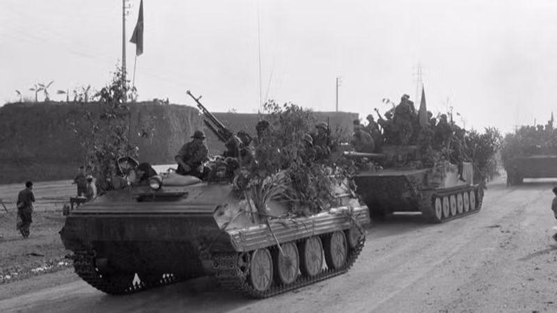 Танковые и бронированные силы северо-восточного фланга освободительной армии пересекли шоссе Биенхоа и продвинулись прямо на Сайгон после нападения и уничтожения оборонительной группировки Биенхоа. Фото: ВИА