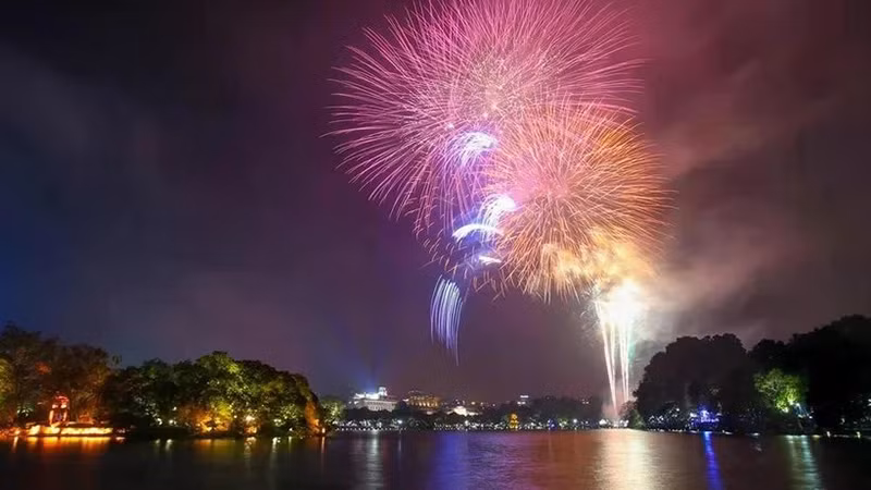 Высотный фейерверк на озере Хоанкием. Фото: ВИA