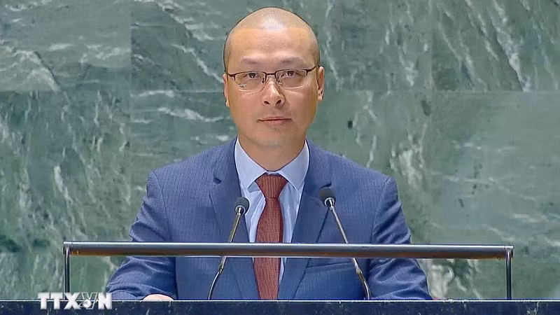 Советник-посланник, заместитель главы постоянной миссии Вьетнама при ООН Нгуен Хоанг Нгуен выступает на заседании. Фото: ВИА
