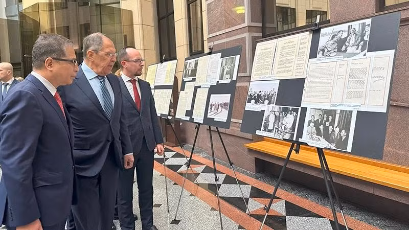 Министр Сергей Лавров и Посол Данг Минь Кхой посещают выставку.