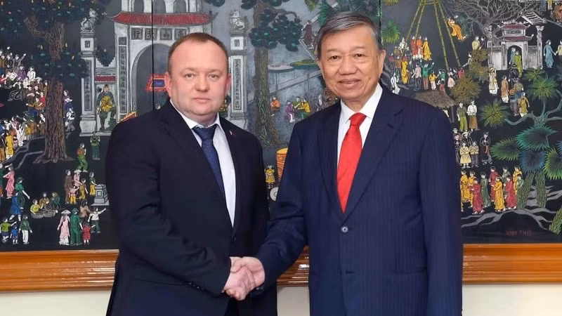 Министр То Лам (справа) и Председатель Государственного комитета судебных экспертиз Беларуси Алексей Волков. Фото: ВИА