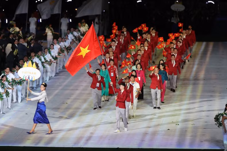 Спортивная делегация Вьетнама на церемонии открытия SEA Games 32.