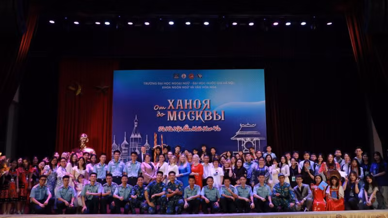 Участники мероприятия фотографируются на память. Фото: ULIS TV