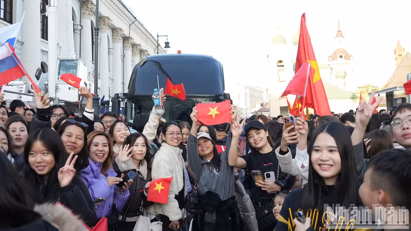 Люди приветствовали делегацию вьетнамской народной армии, участвующую в репетиции парада, когда она проходила мимо. Люди приветствовали делегацию вьетнамской народной армии, участвующую в репетиции парада, когда она проходила мимо.
