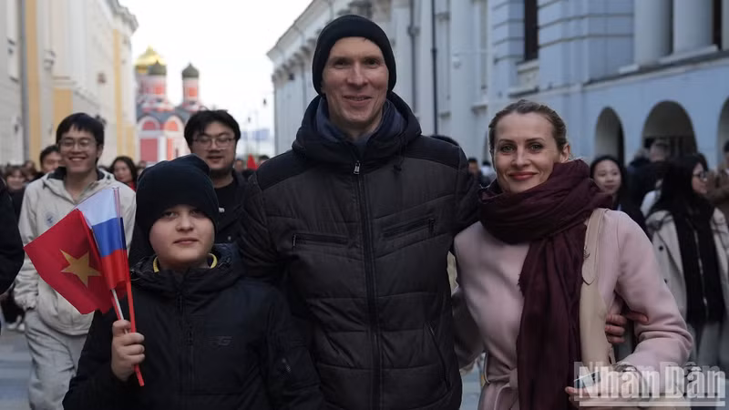 Патриотизм и единство вьетнамцев действительно тронули сердца российских и международных друзей. Патриотизм и единство вьетнамцев действительно тронули сердца российских и международных друзей.