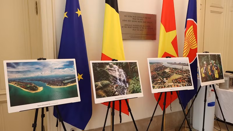 Фотографии, посвященные туризму провинции Куангбинь, представлены на программе. Фото: ВИА