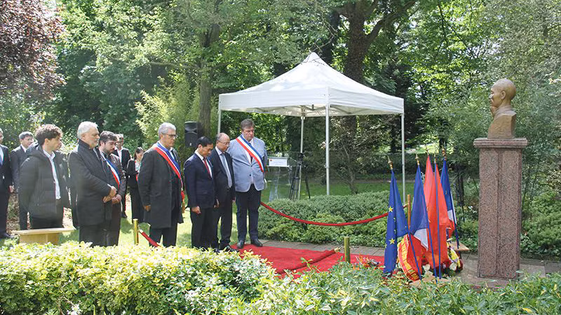 Общий вид церемонии почтения памяти Президента Хо Ши Мина в г. Монтрей.