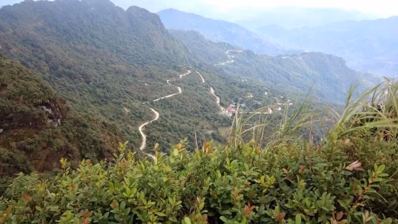 Дорога к вершине Тьиеулаутхи. Фото: tuyengiao.hagiang.gov.vn Дорога к вершине Тьиеулаутхи. Фото: tuyengiao.hagiang.gov.vn