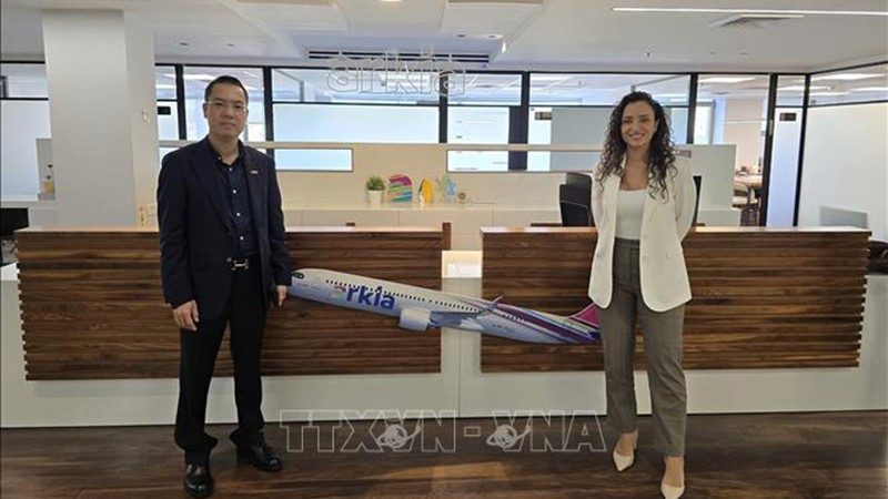 Торговый советник Ле Тхай Хоа и коммерческий директор Arkia Сапир Иферган. Фото: ВИА