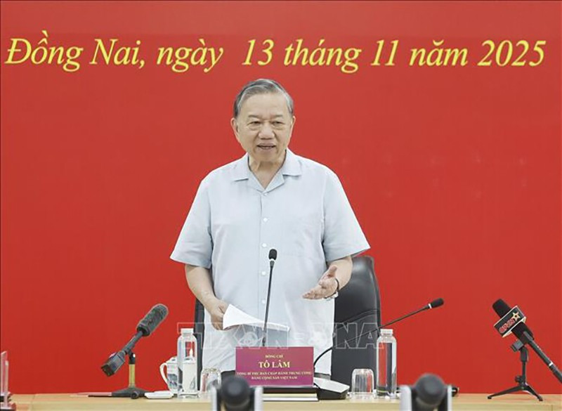  Генеральный секретарь ЦК КПВ То Лам выступает на рабочей встрече. Фото: ВИА