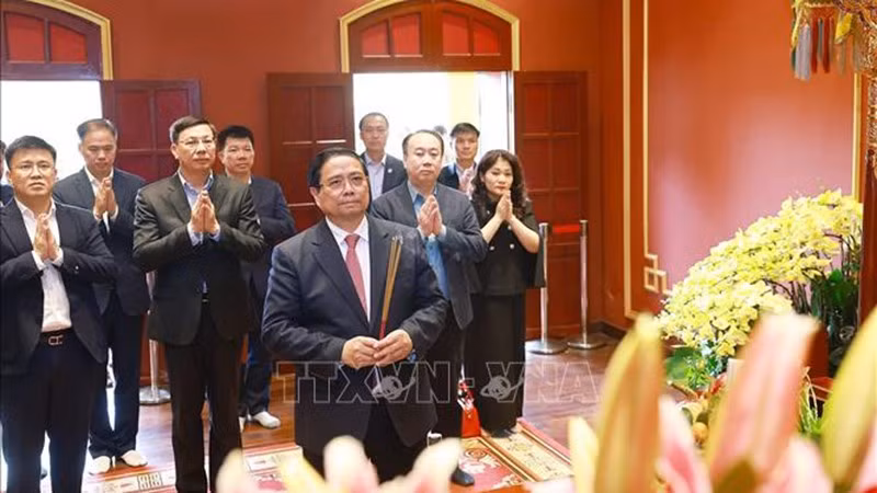 Премьер-министр Фам Минь Тьинь воскуряет благовония в Комплексе памятников Императорской цитадели Тханглонг. Фото: ВИА