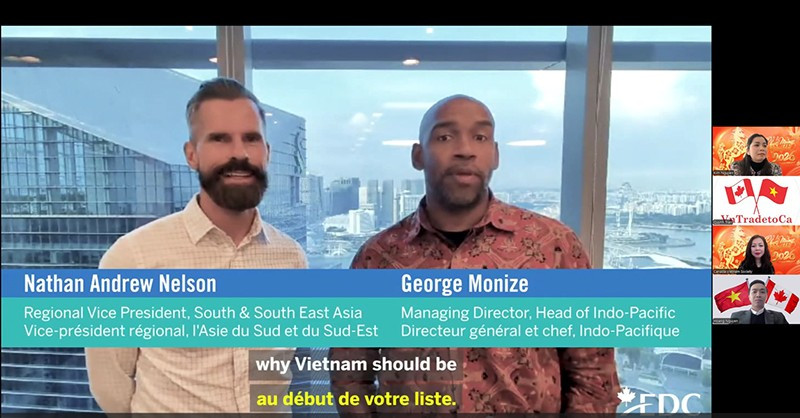 Представители Канадского агентства по развитию экспорта (EDC) принимают участие в онлайн-программе встречи весны и заслушивает презентацию о вьетнамских товарах в Канаде.
