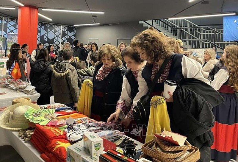 Греческие туристы посещают вьетнамский стенд Вьетнама. Фото: ВИА