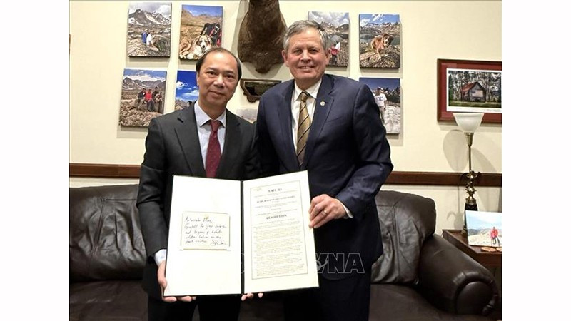 Сенатор США Стив Дэйнс вручает Послу Вьетнама в США Нгуен Куок Зунг резолюцию Сената США, посвященную 30-летию нормализации отношений между США и Вьетнамом. Фото: ВИА 