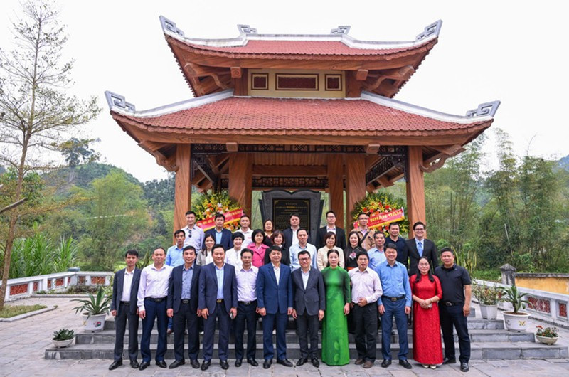 Делегаты фотографируются на память перед Домом мемориальной стелы. 